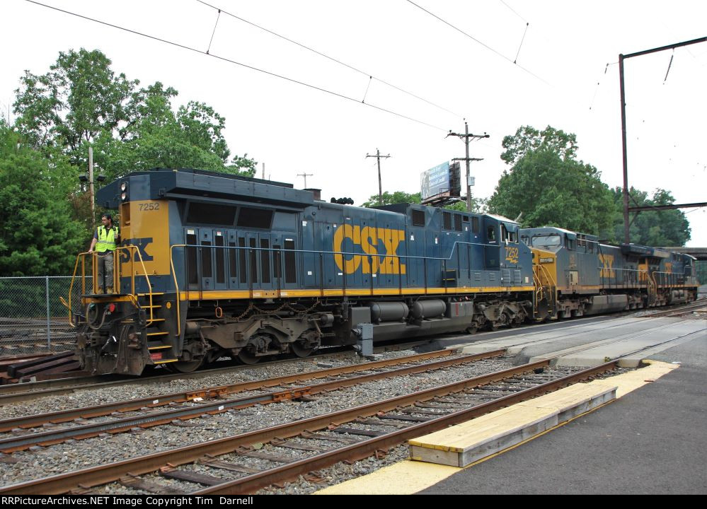 CSX 7252 lite power of M403 heads back to its train.